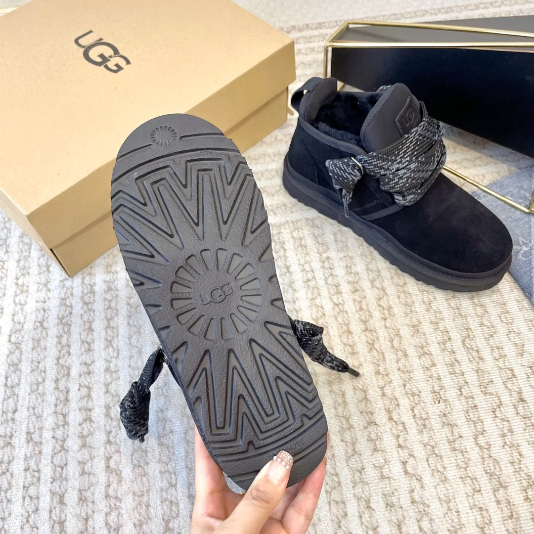 【UGG】 P: 560💰 Men's size 40 to 44 2025 new style 𝑼𝑮𝑮•Men's ◾️. Winter snow boots and fur shoes, the matching coefficient is also 100% 💥 Very good-looking ✨ Full of fashion sense, wearing it makes you look more attractive📈 1⃣️ Upper: High-quality cow suede 2⃣️Inner lining: Integrated sheepskin imported from Australia🐑The lining is made of Australian lamb wool 3️⃣Outsole: Wear-resistant, lightweight, foamed and non-slip outsole